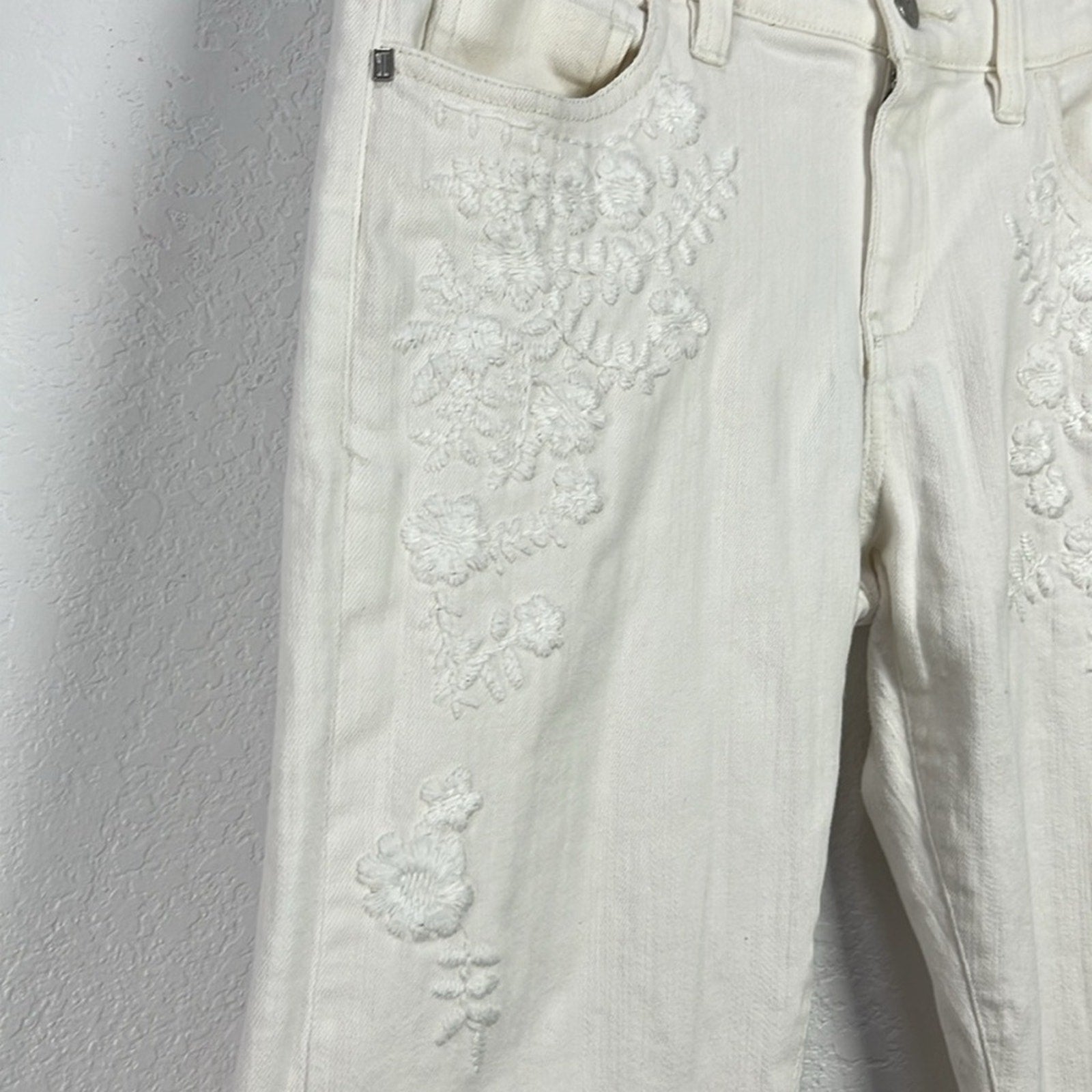Antro Pilcro Womens Embroidered Floral Jeans Size 28 (Sz 6) Straight Leg ivory