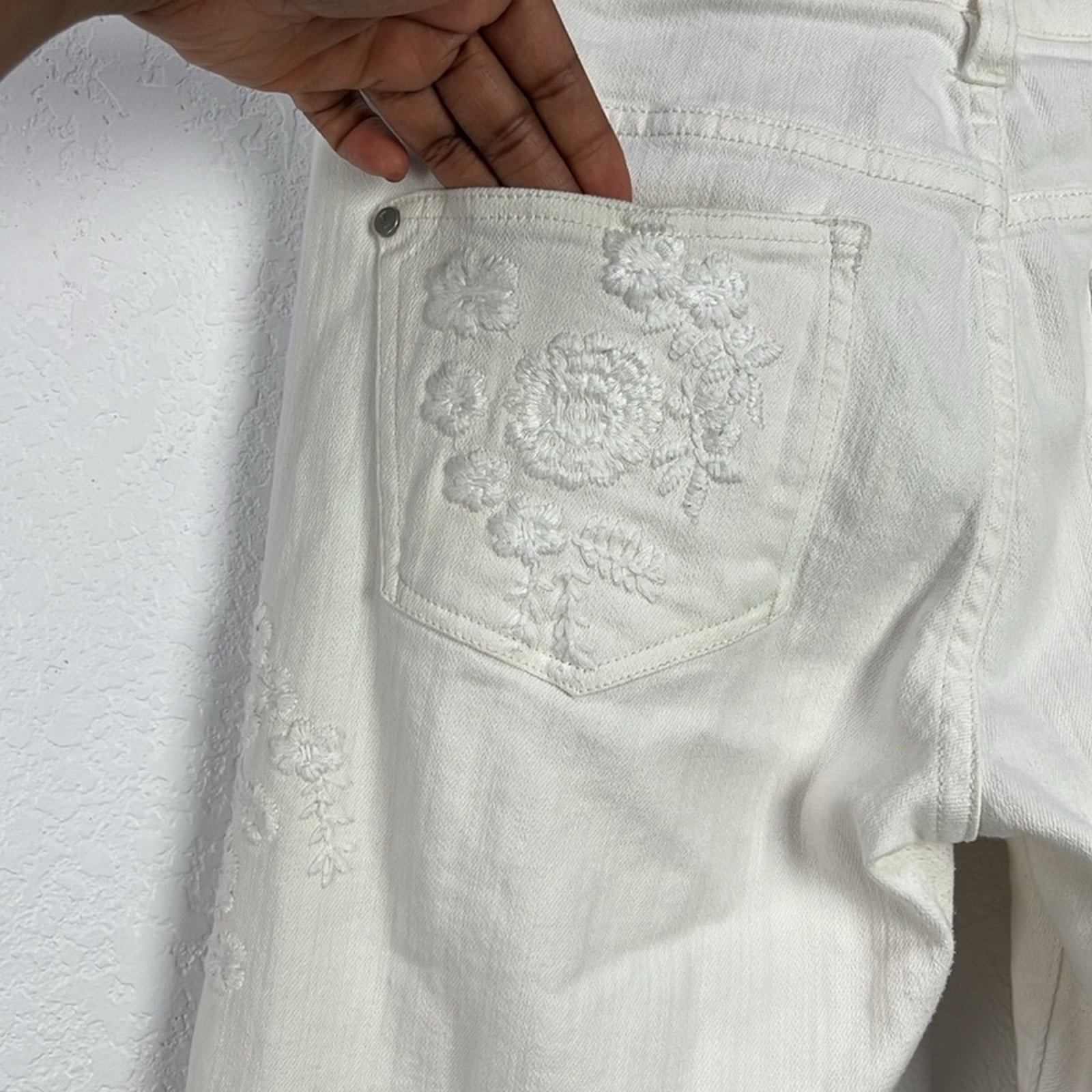 Antro Pilcro Womens Embroidered Floral Jeans Size 28 (Sz 6) Straight Leg ivory
